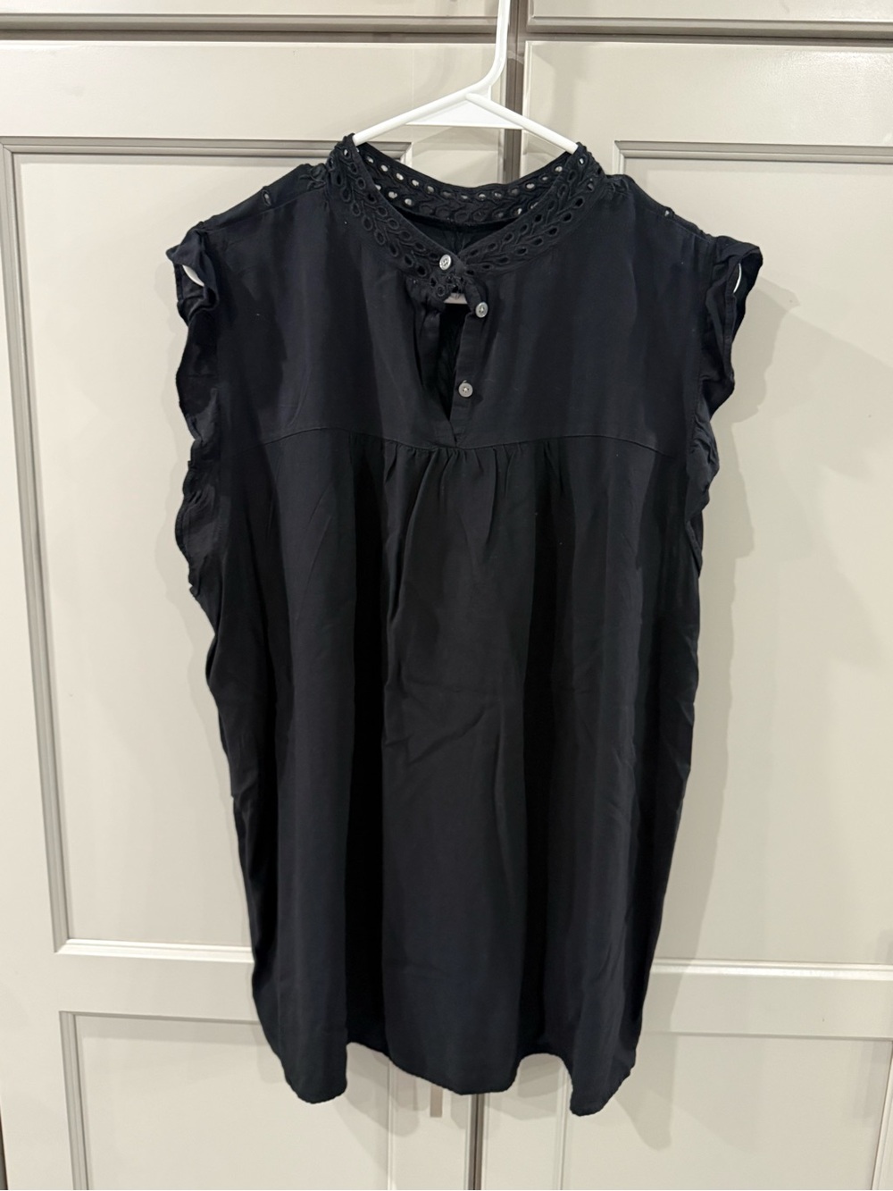 Women’s Black Eyelet Trim Sleeveless Blouse size XL